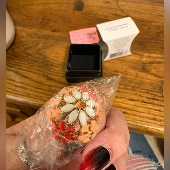 Avon Floral Elegance Ring with Vibrant Colors - Picture 5 of 6